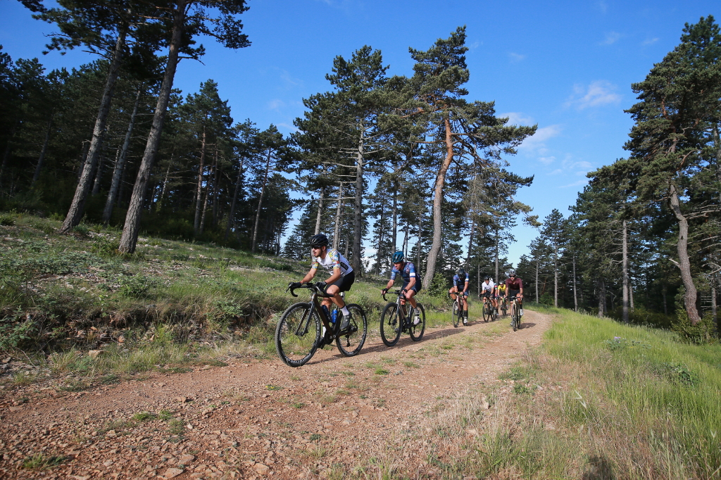 espace gravel, cycliste sur chemin