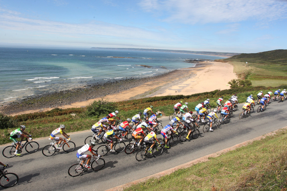 paysage mer cycliste épreuves voie publique peloton